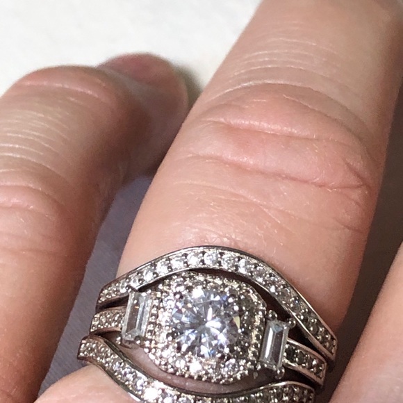 SOLD!!!! Curved 5A Wedding Ring set in Platinum - Picture 9 of 12